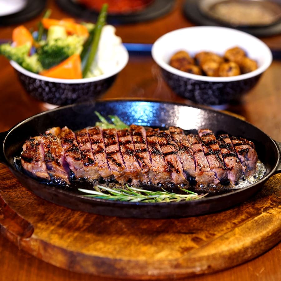 Plato de carne a la brasa con guarnición