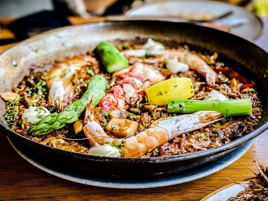 Paella de marisco en una mesa de restaurante español