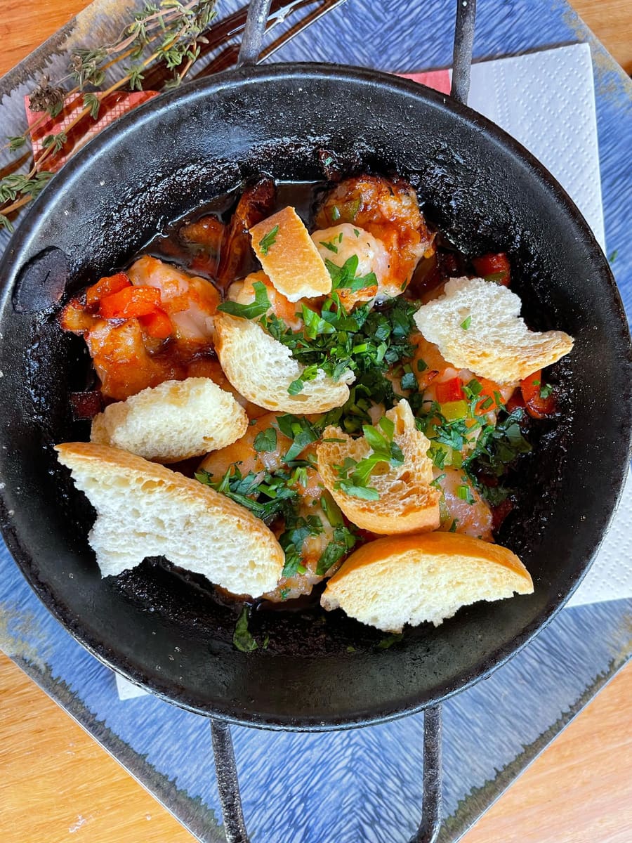 Tapas españolas servidas en mesa rústica