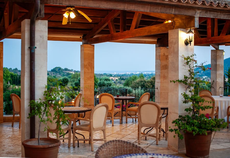 Patio mediterráneo con mesas preparadas